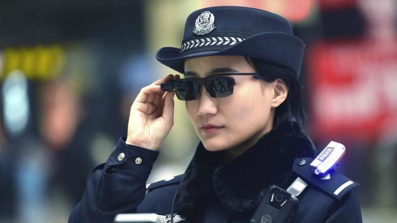 Китайская полиция и очки с технологией распознавания лиц