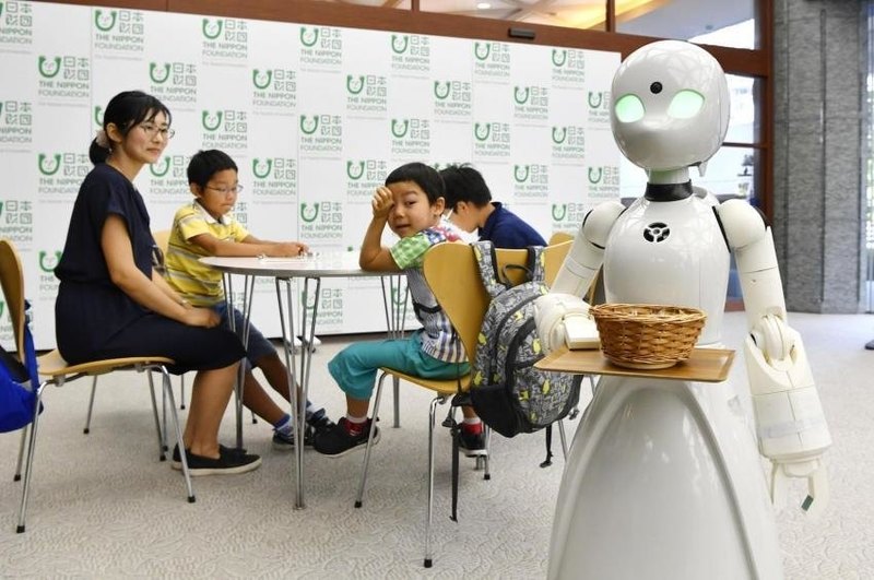 В Японии роботов приняли на работу в кафе