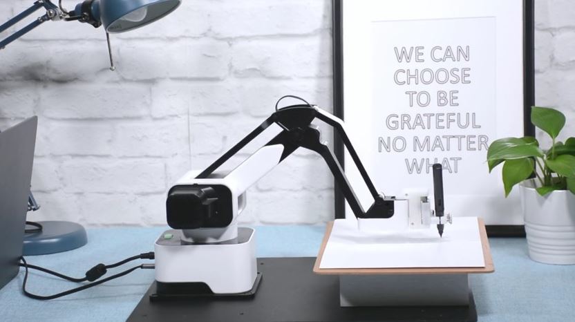Робот для дома от Hexbot удивляет возможностями