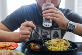 Вредно ли пить во время еды