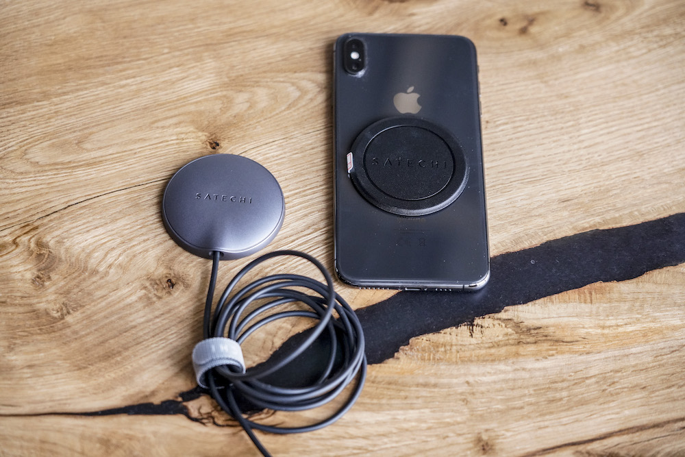 Стикер MagSafe Satechi Magnetic Sticker для iPhone 11/12 (ST-ELMSK) в связке с беспроводным зарядным устройством Satechi USB-C Magnetic Wireless Charging Cable (ST-UCQIMCM)