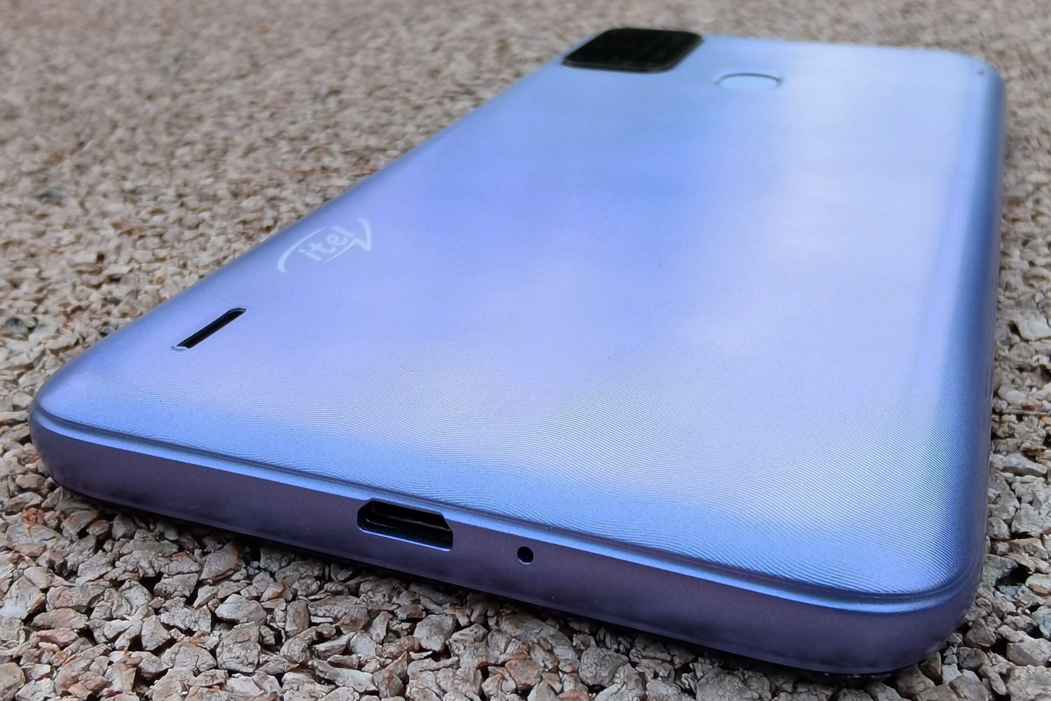 Itel A48 – недорогой смартфон для школьника