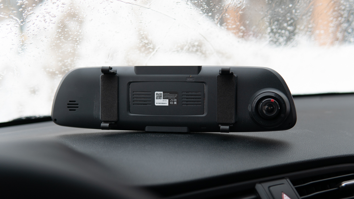 MiVue R45 — видеорегистратор-зеркало с GPS от Mio