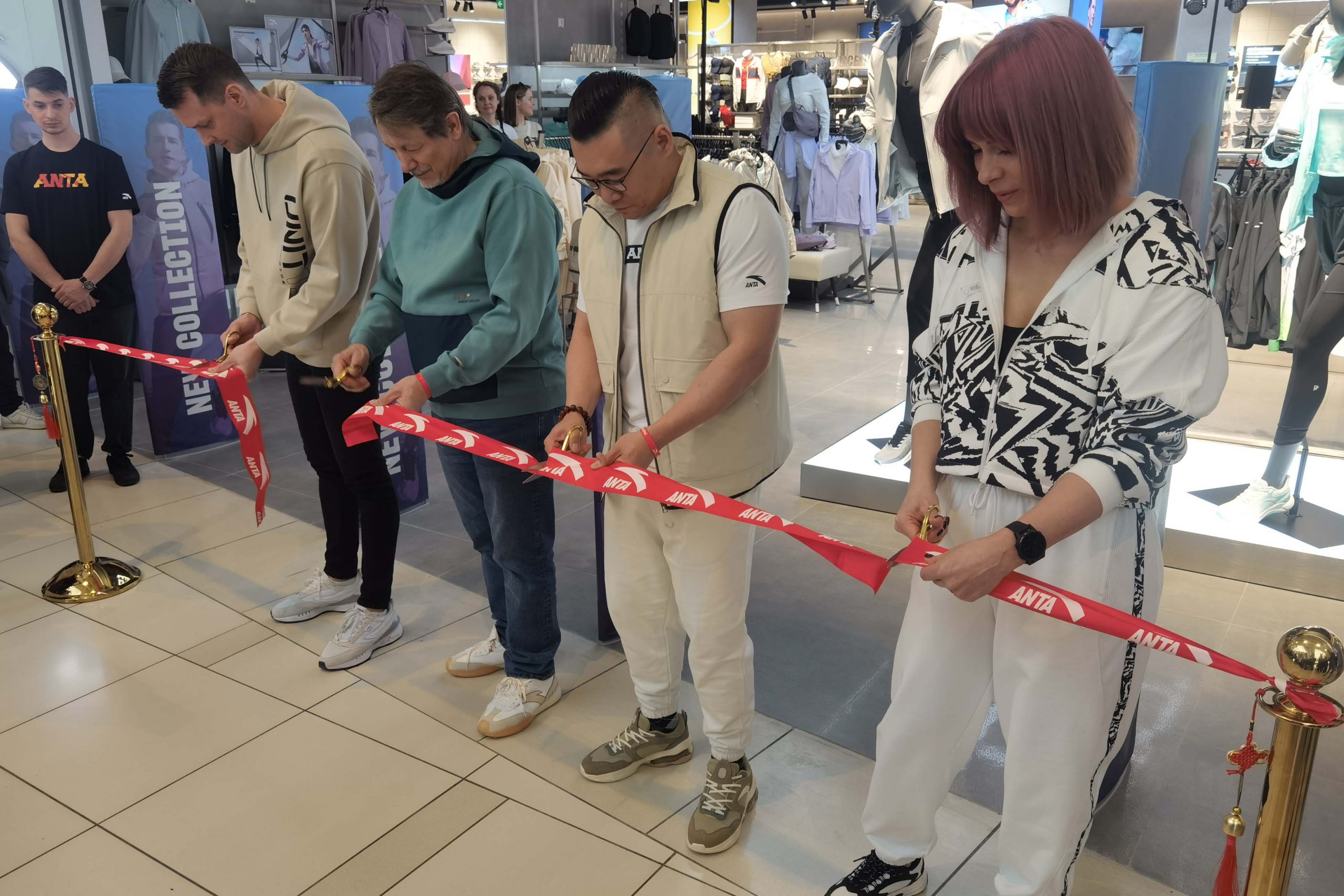 Китайская ANTA открыла в Москве флагманский магазин