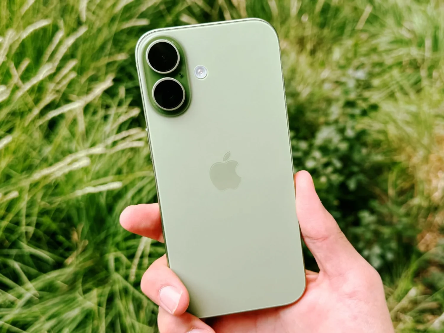 iPhone 17 возглавил мировые продажи смартфонов в Q2 2026