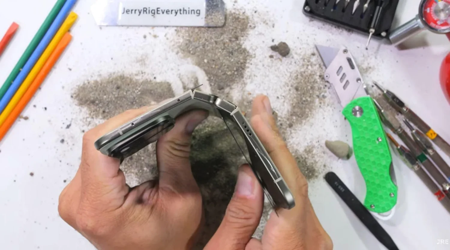 Pixel 11 Pro Fold не выдержал тест на изгиб от JerryRigEverything