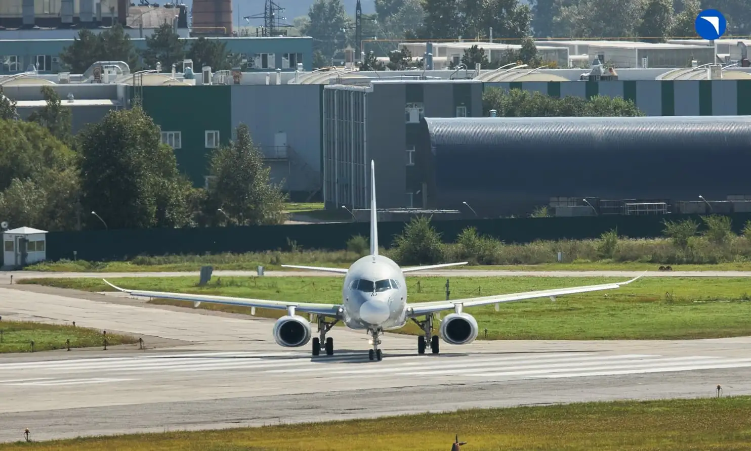 Российский SJ-100 научился садиться на короткие ВПП и выгружать пассажиров в поле