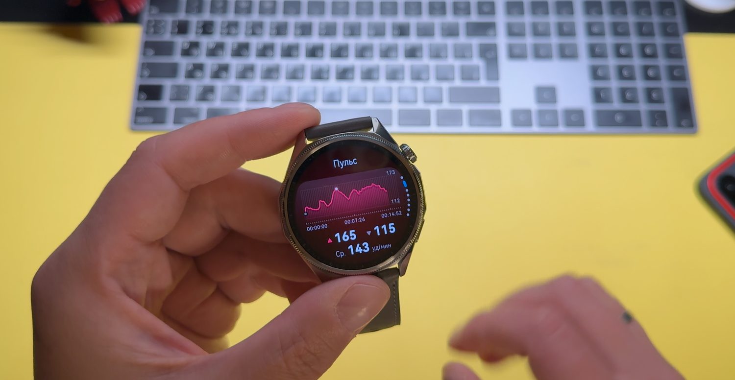 Huawei Watch GT 7 46 мм — серебристая версия с серым ремешком