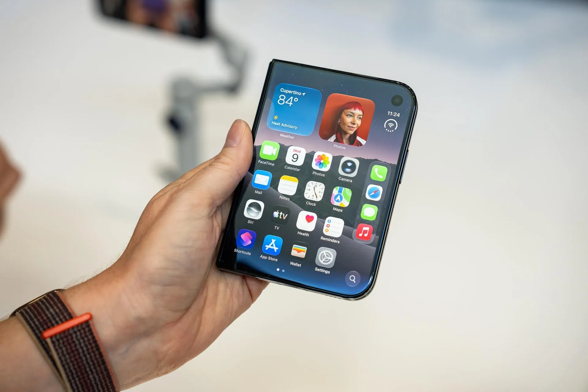 Apple показала первый складной iPhone Duo с экраном 7,6 дюйма