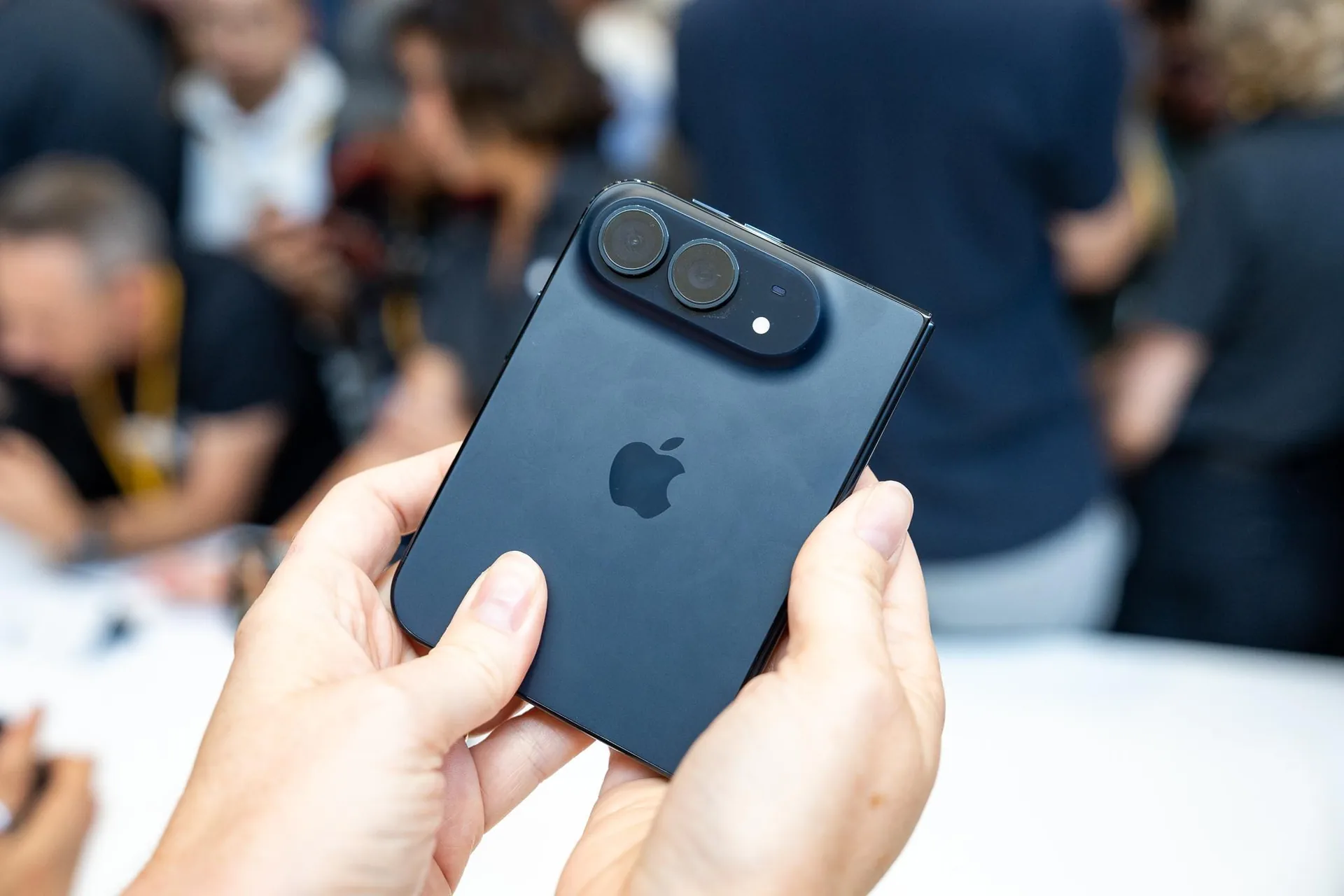 Apple показала первый складной iPhone Duo с экраном 7,6 дюйма
