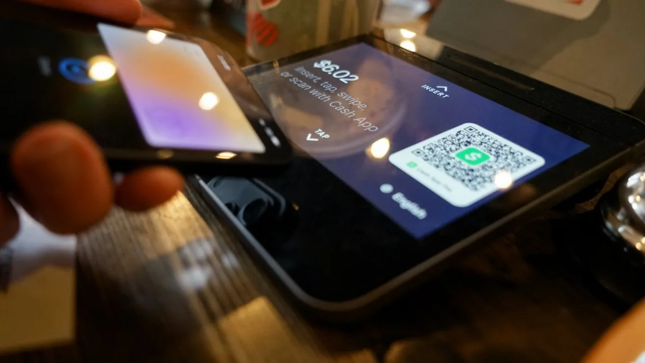 Тысячи банков получили право совместно оспорить комиссии Apple Pay в рамках коллективного иска