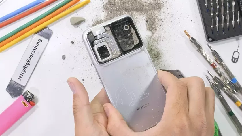 Honor Robot Phone не выдержал теста на прочность: камера сломалась от песка