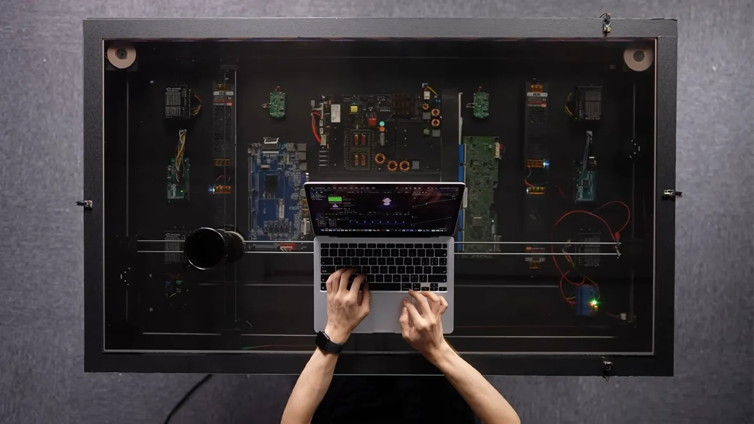 HTX Studio представила умный стол AirDesk с подвижной беспроводной зарядкой