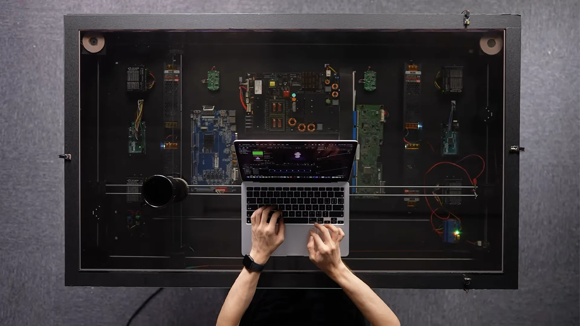 HTX Studio представила умный стол AirDesk с подвижной беспроводной зарядкой