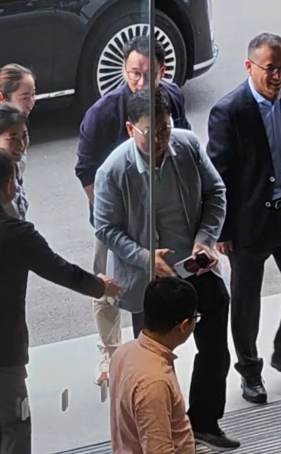 Главу Huawei Ю Чэндуна сняли на видео с флагманским Mate 90 RS