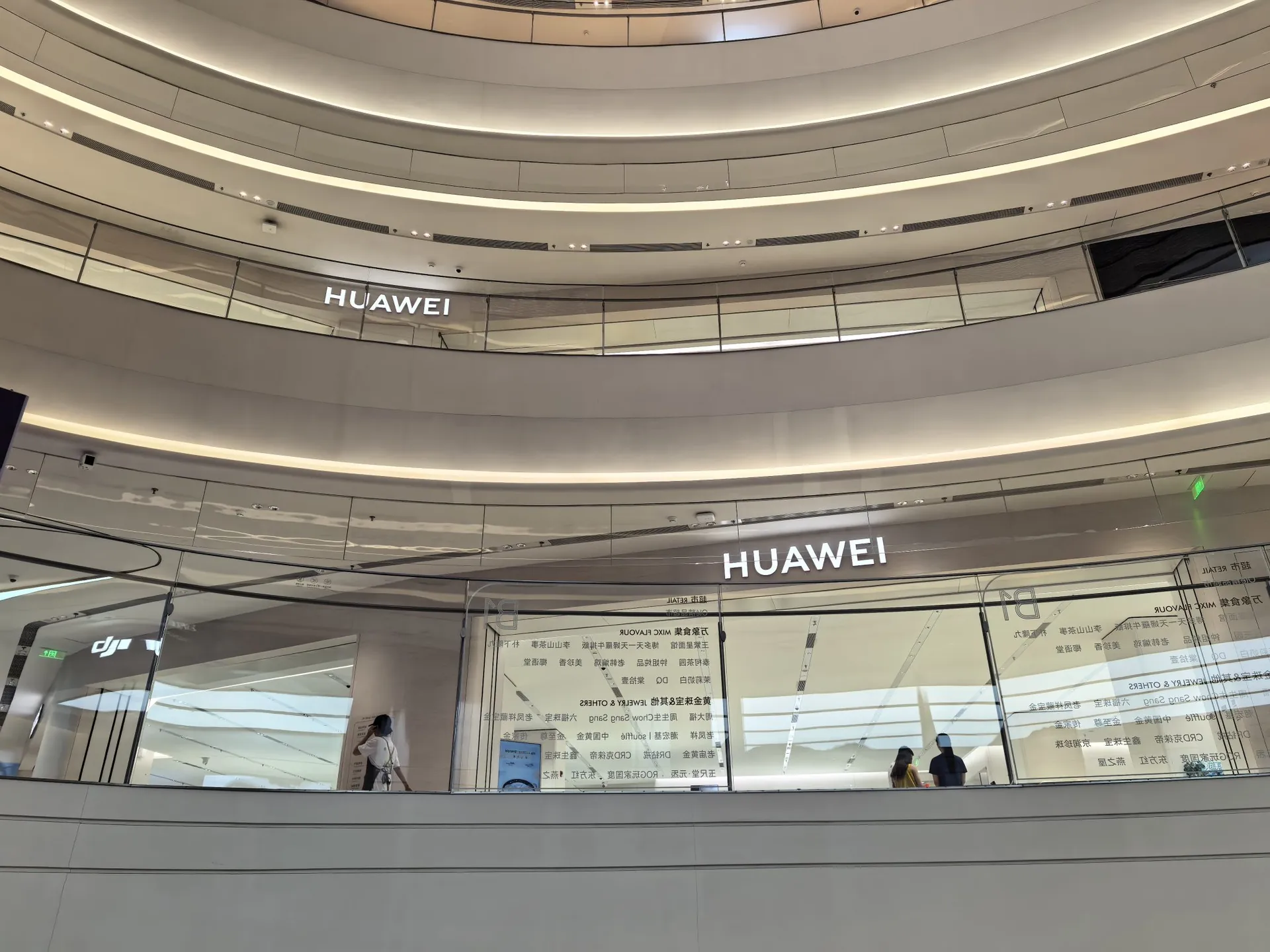 Изучаем складные новинки HUAWEI: ноутбук MateBook Fold и смартфон Mate XT2