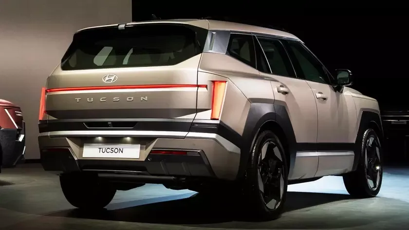Hyundai Tucson научился сам выезжать из тесного парковочного места