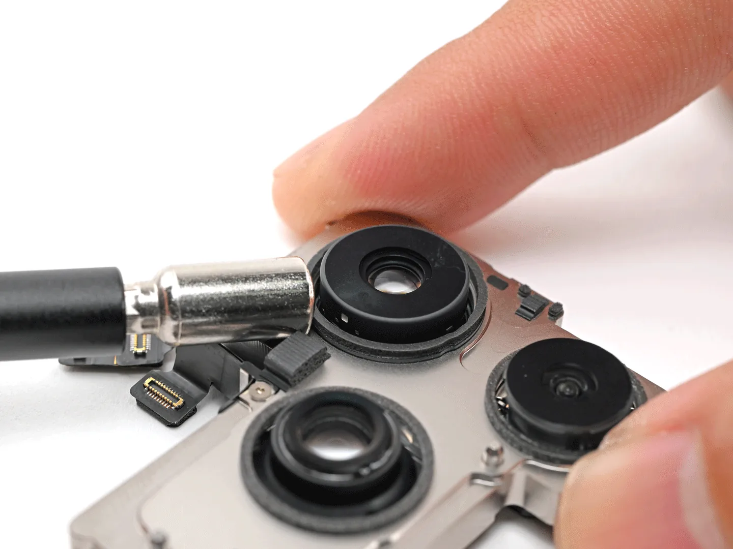 iFixit разобрали iPhone 18 Pro: новая диафрагма и проблемы с рамкой