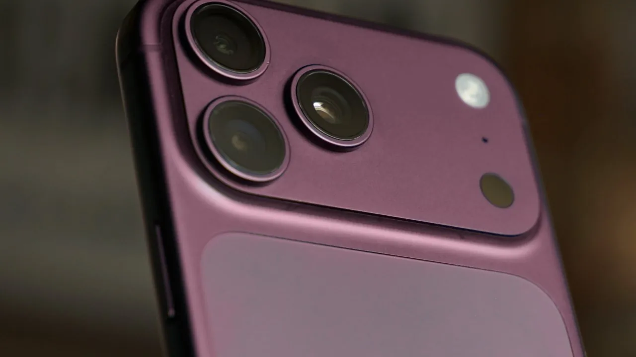 Ликер показал iPhone 18 Pro Max в магазине, но это фейк