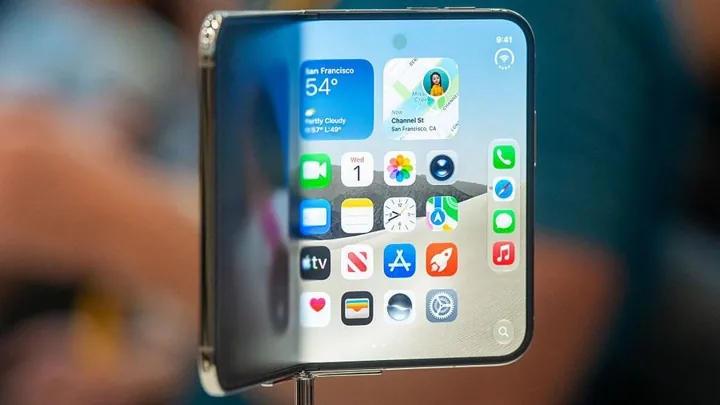 Том Мариеб объяснил выбор матового экрана и конструкцию шарнира iPhone Duo