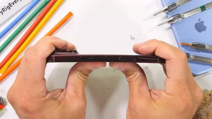 JerryRigEverything проверил прочность iPhone 18 Pro