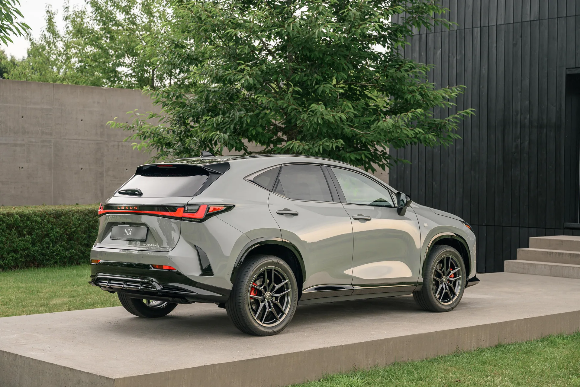 Lexus NX 2027: новый салон, гибриды и бамбуковые вставки
