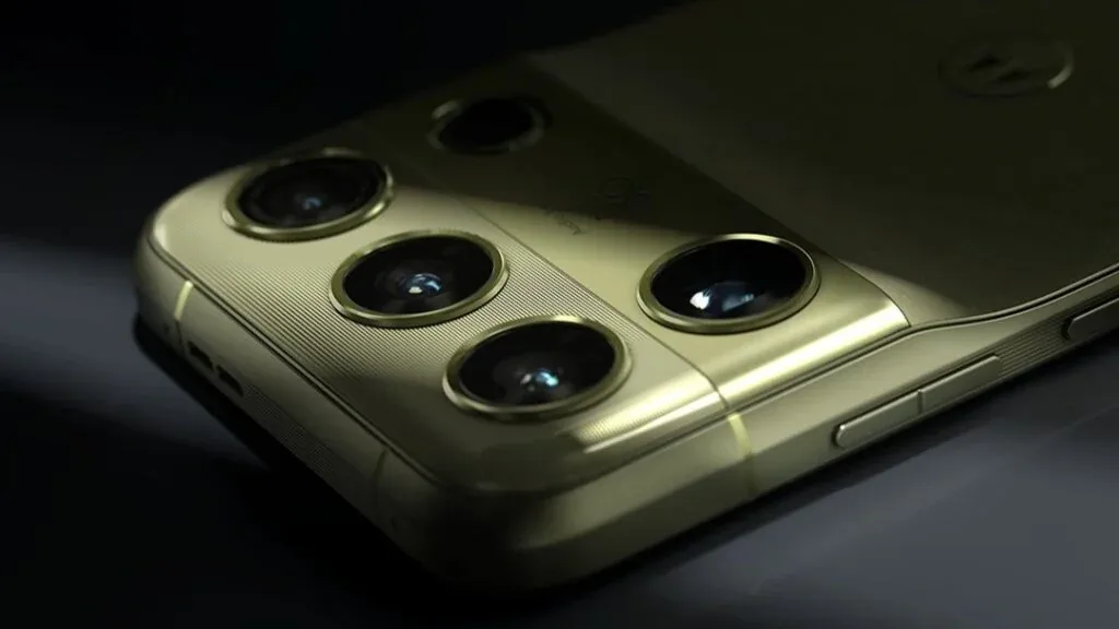 Motorola показала флагманский смартфон Signature 27