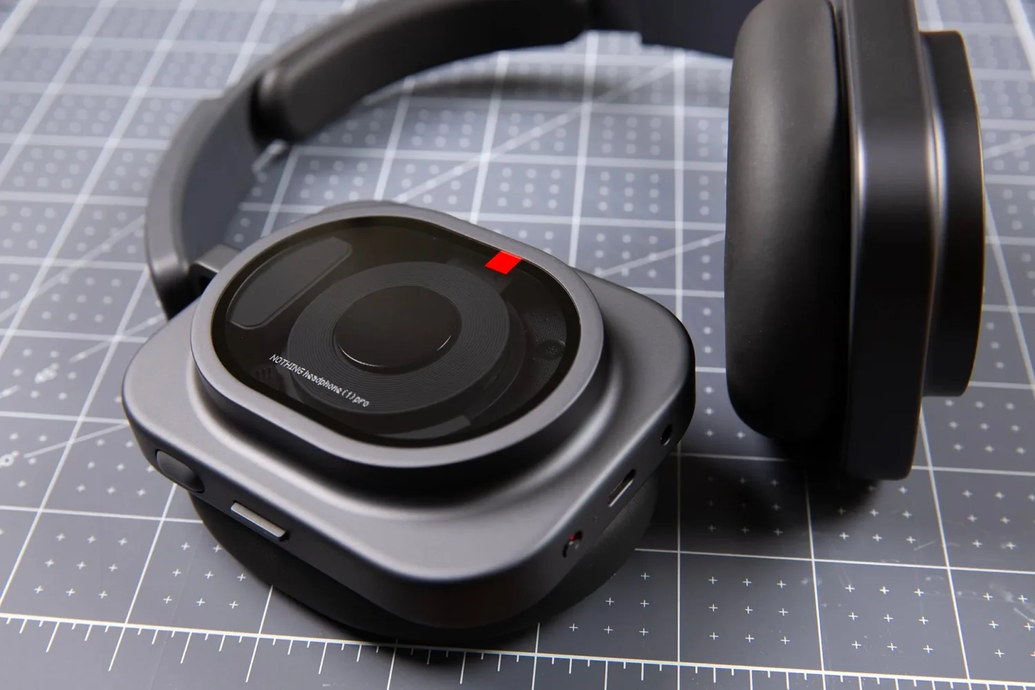 Nothing представила наушники Headphone 1 Pro за около 33 700 рублей