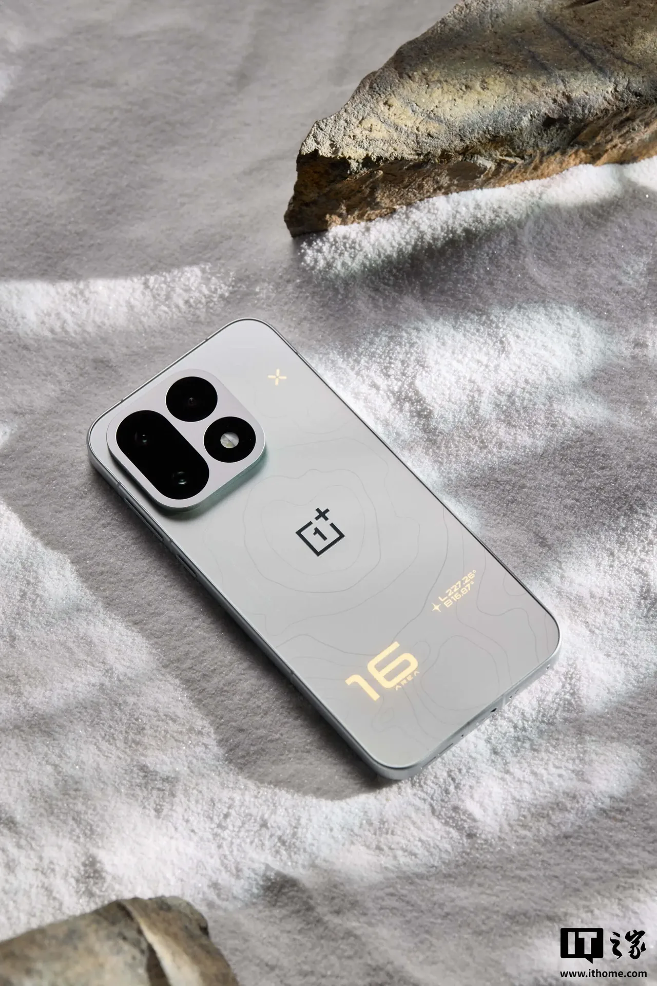 OnePlus 16 доступен для предзаказа в Китае: 9000 мА·ч, 165 Гц и «дышащая» подсветка