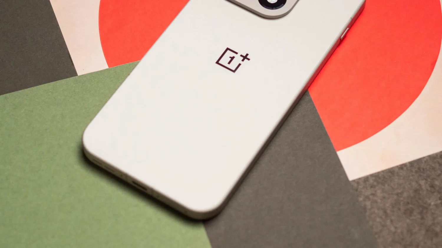 OnePlus 16: урезали экран, но спасли камеру
