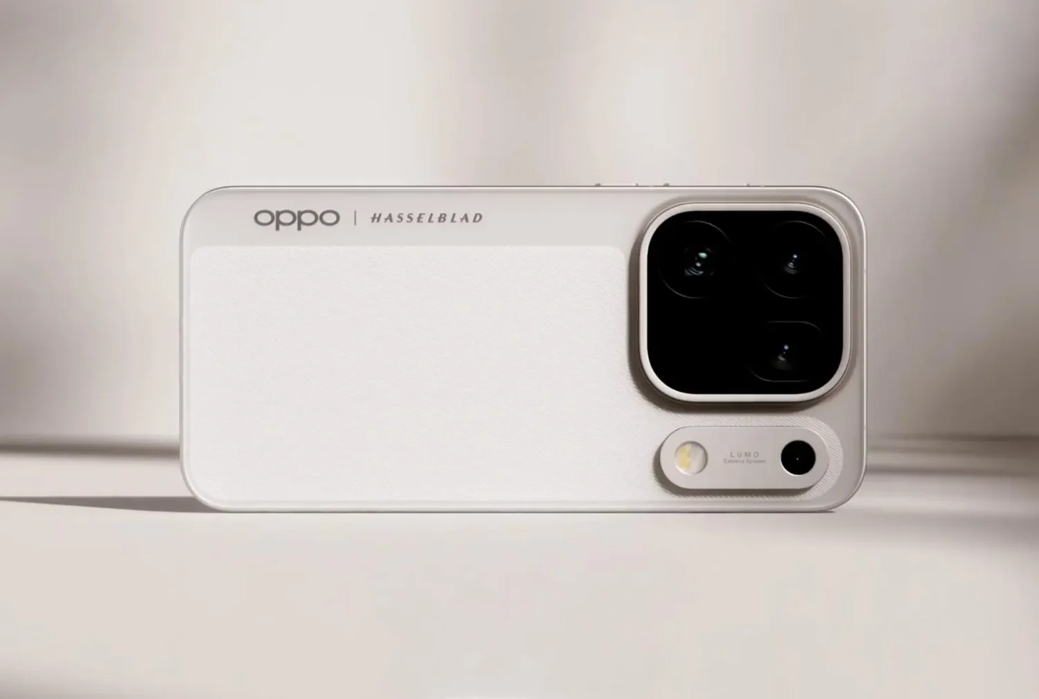 Oppo представила первый в мире смартфон с тремя камерами по 200 МП
