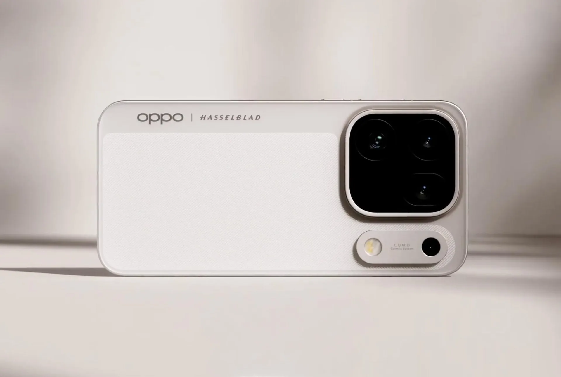 Oppo представила первый в мире смартфон с тремя камерами по 200 МП