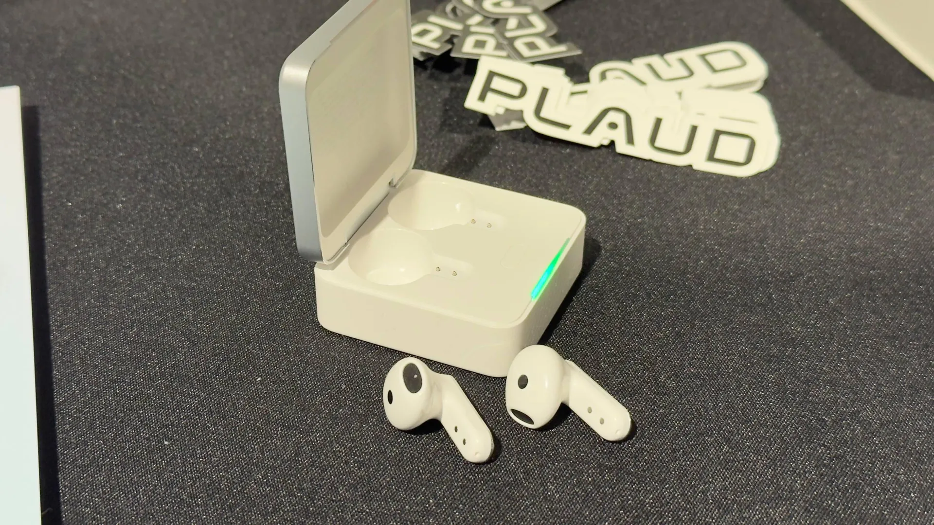 Наушники Plaud One: ИИ-помощник с eSIM для автоматизации работы