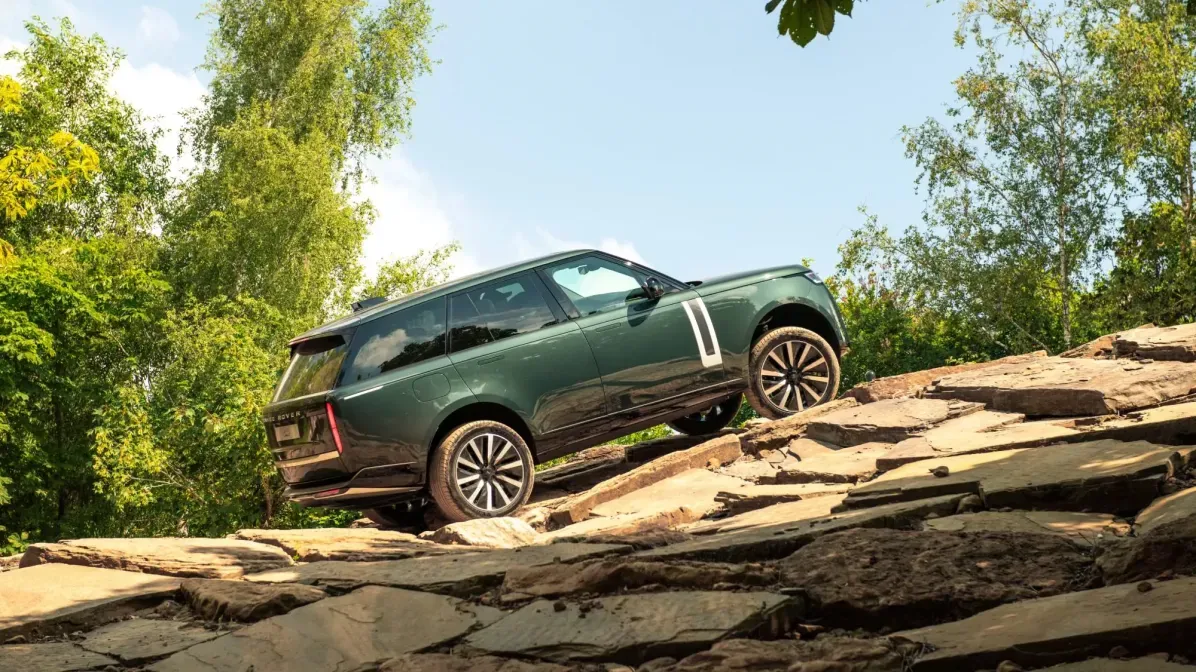 Range Rover Electric: 542 л.с. и брод 89 см
