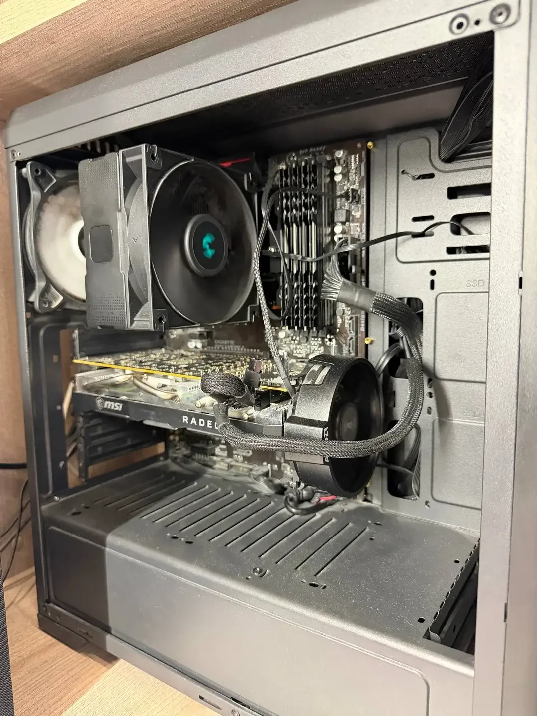 Резанец RX 5700 XT спасли лобзиком и кулером от процессора