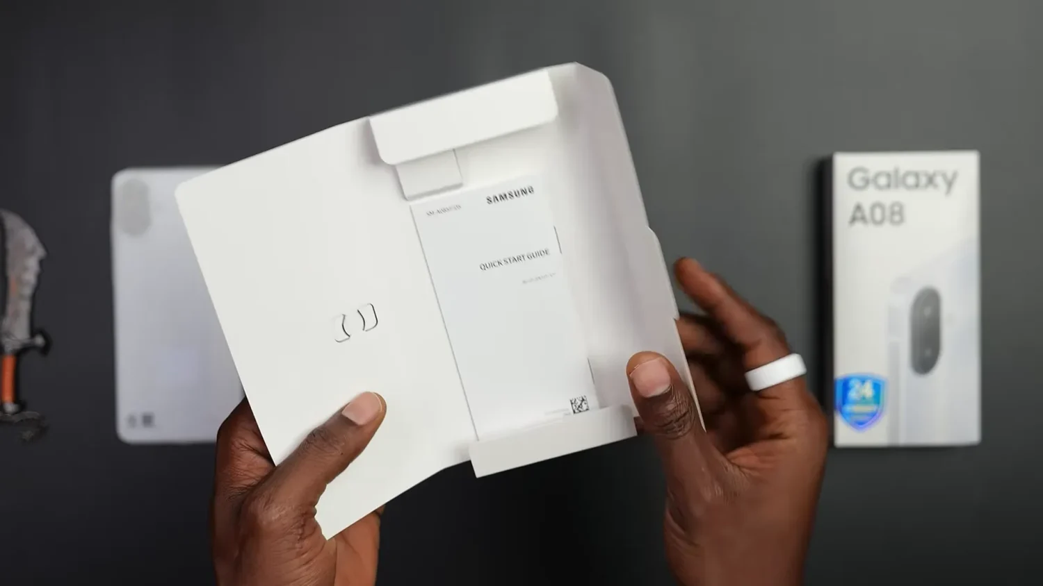 Samsung начала продавать смартфоны без зарядного кабеля