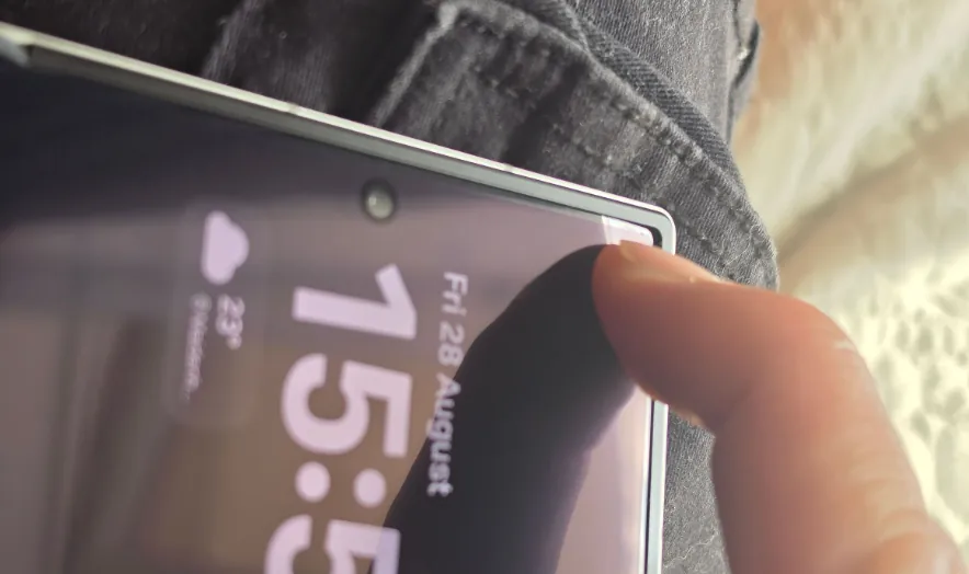 Экран Samsung Galaxy Z Fold 8 прогибается по углам