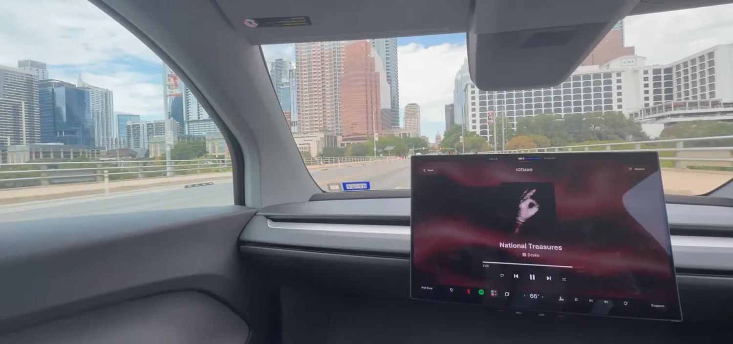 Tesla Cybercab: первые реальные поездки без водителя