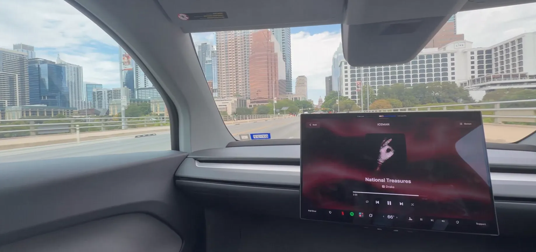 Tesla Cybercab: первые реальные поездки без водителя