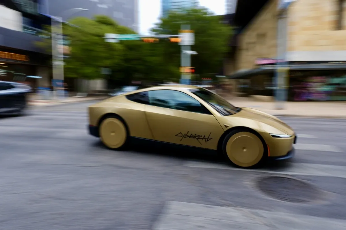 Tesla запустила в Остине такси Cybercab без руля и педалей