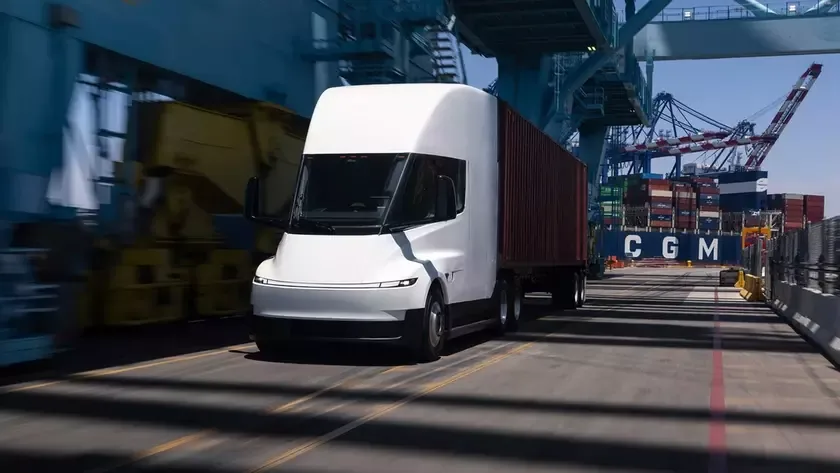 Tesla начала поставки серийных электрогрузовиков Semi