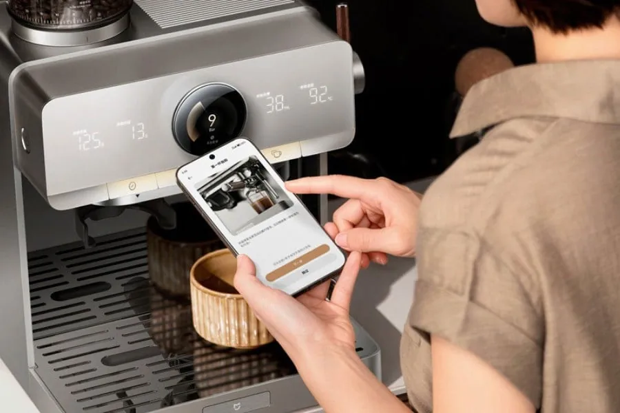 Xiaomi представила кофемашину Mijia Smart Italian Semi-Automatic Coffee Maker Pro за 4999 юаней (около 62 700 рублей)