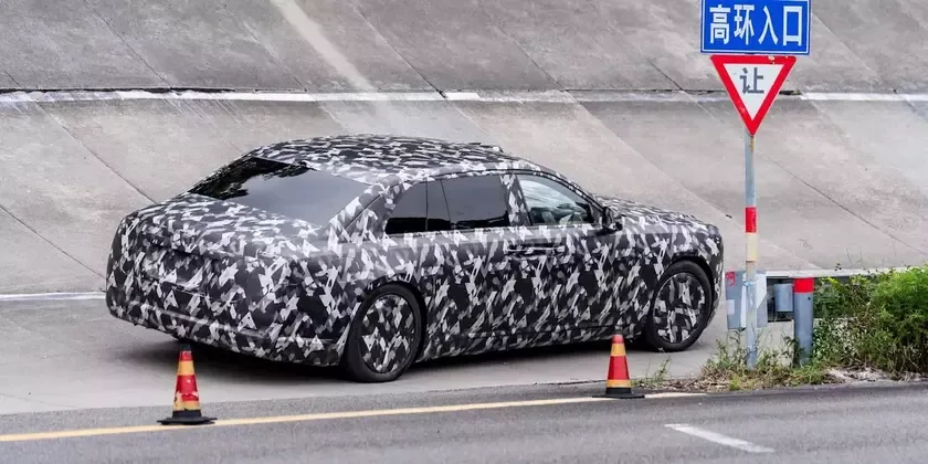 Прототип Yangwang с дверями как у Rolls-Royce замечен в Китае