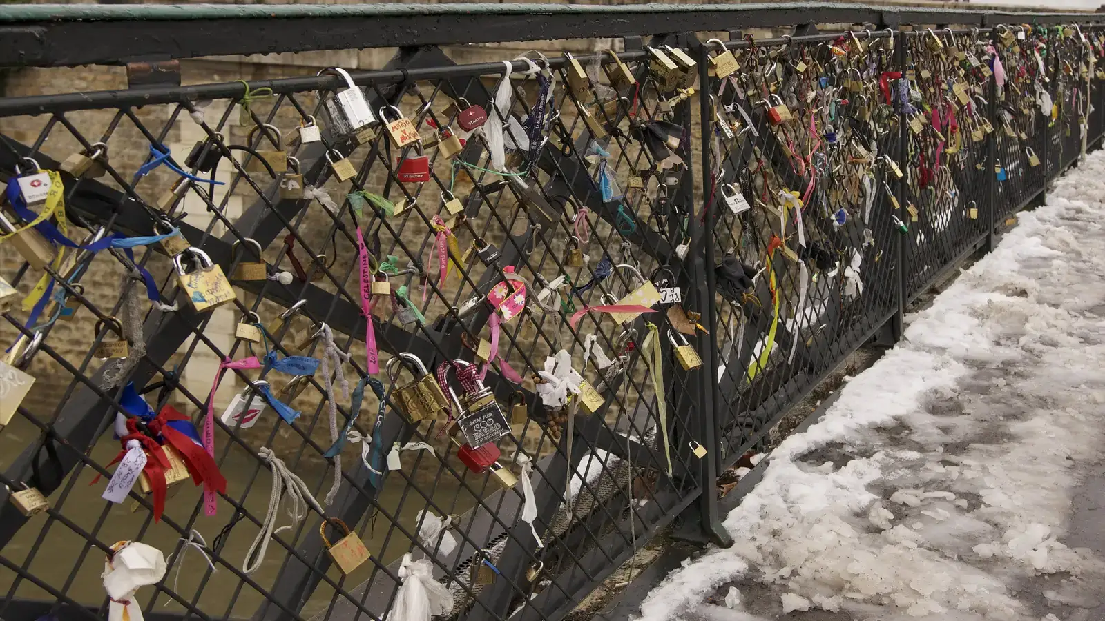 Замки на ограде моста