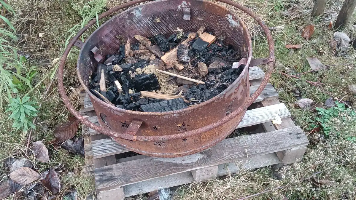 Мангал с углями