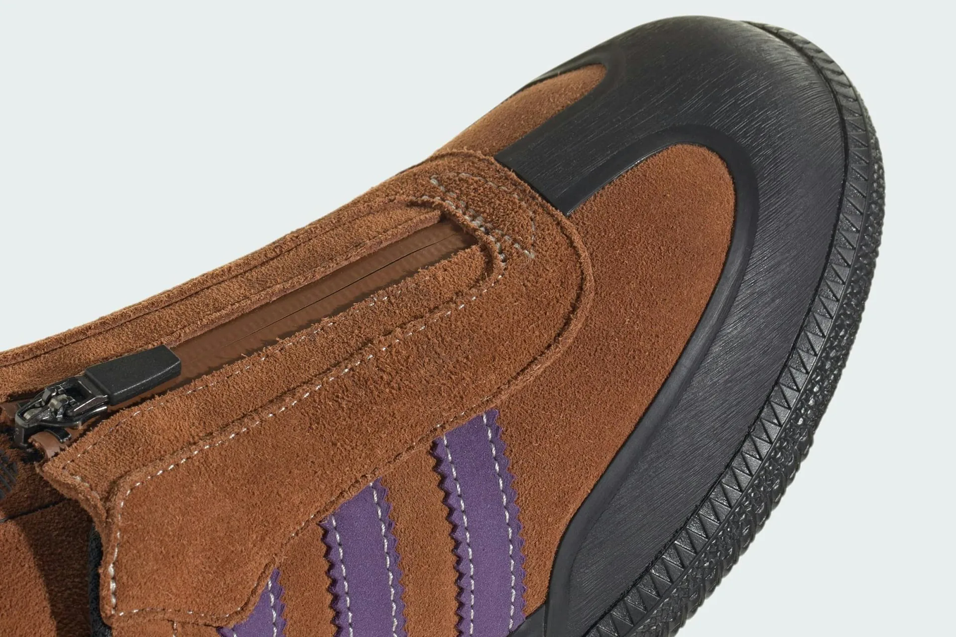adidas выпустила кроссовки Samba с замшевым верхом на молнии