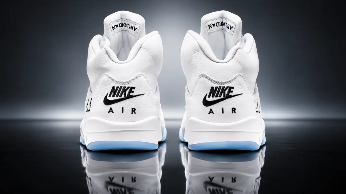 Air Jordan 5 «White Metallic» получили брендинг Nike Air на пятке