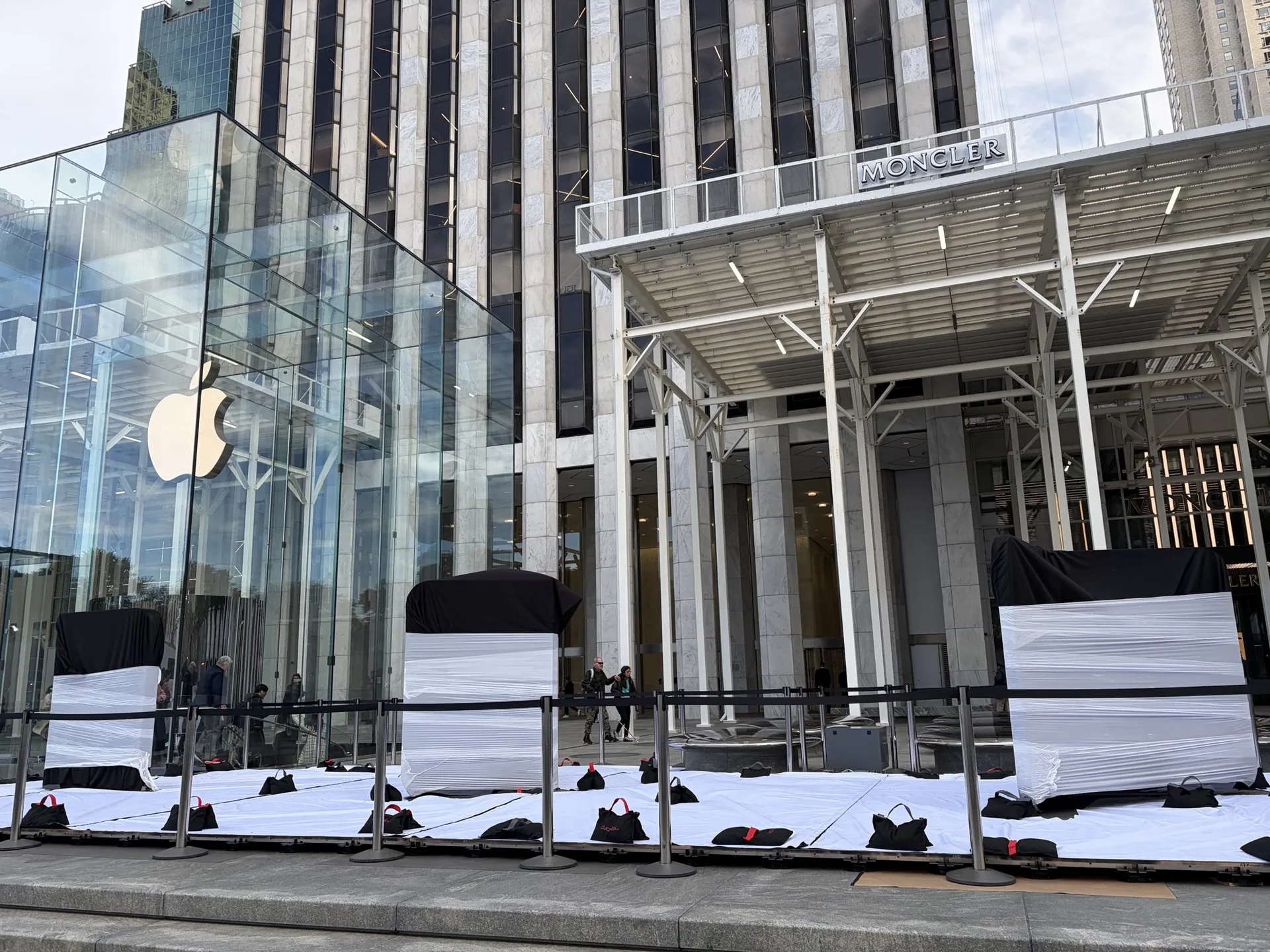 Apple начала подготовку к продажам складного iPhone Duo