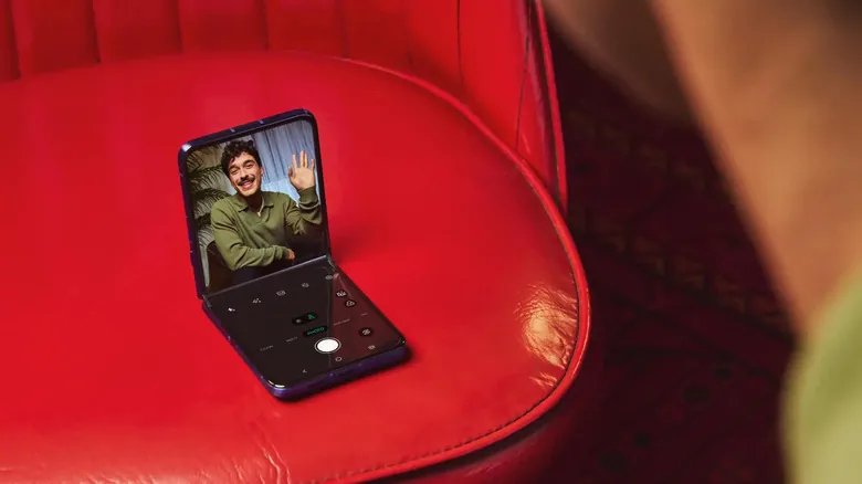 Сравнение гибких смартфонов Apple iPhone Duo и Motorola Razr Ultra