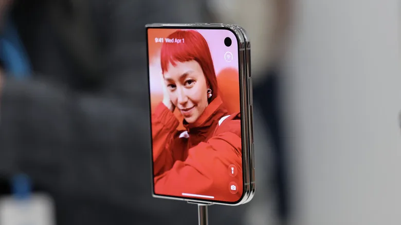 Сравнение гибких смартфонов Apple iPhone Duo и Motorola Razr Ultra